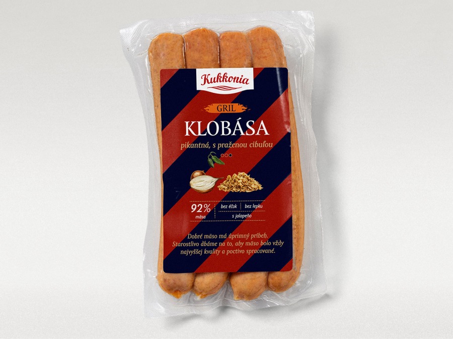 Gril klobása pikantná, s praženou cibuľou Gril klobása pikantná, s praženou cibuľou