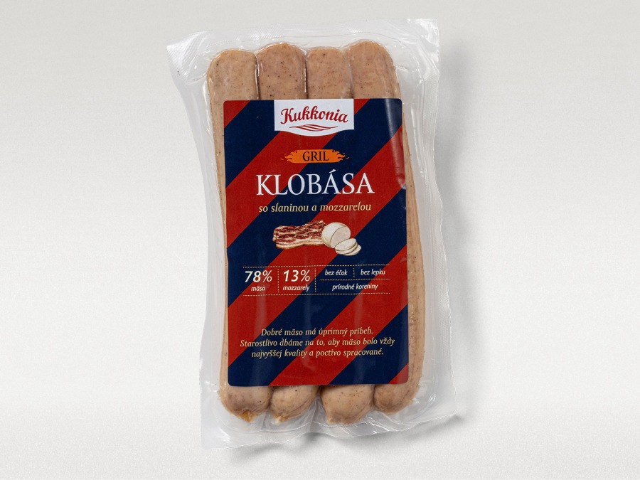 Gril klobása so slaninou a mozzarelou Gril klobása so slaninou a mozzarelou
