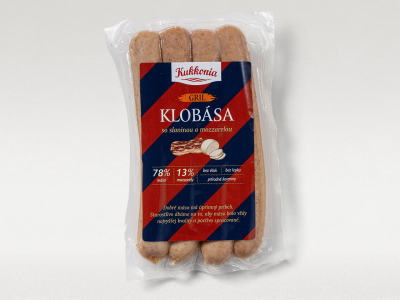 Grill kolbász szalonnával és mozzarellával