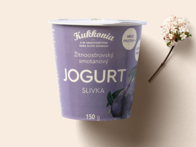 Kukkonia smotanový jogurt obohatený mliečnymi bielkovinami s príchuťou slivka, 150 g